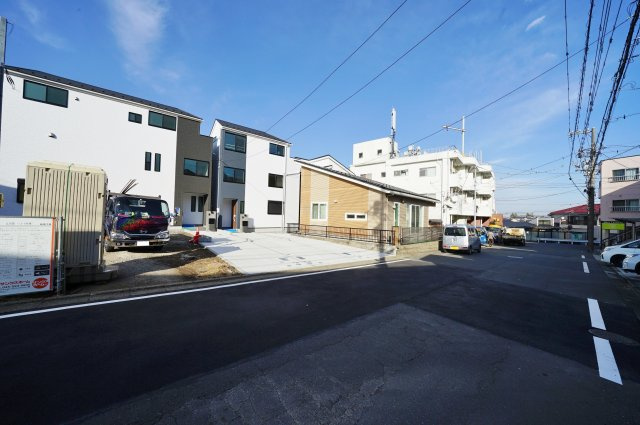 周辺には大小様々な公園が点在し、穏やかな住環境！ＬＤＫ１８．３帖の４ＬＤＫ♪保土ヶ谷区仏向西　全７棟新築戸建ての前面道路含む現地写真|前面道路は幅員約7.8メートルとゆとりのある広さです。