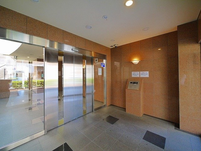 サンメゾン学園前のエントランス|落ち着いたエントランスです