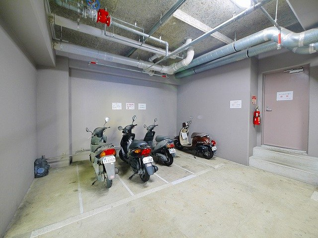 サンメゾン学園前のその他共用部分|バイク置き場です
