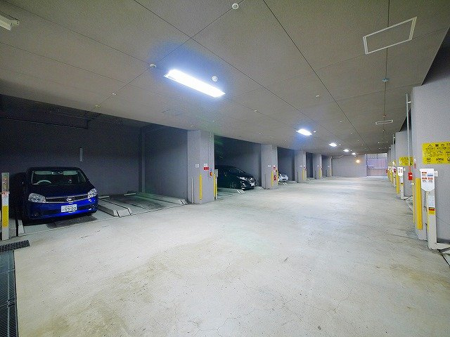 サンメゾン学園前の駐車場|駐車スペースもあります