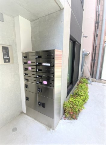 「防音マンション」ラシクラス四谷のその他共用部分|宅配ボックスと兼用のメールボックスです。