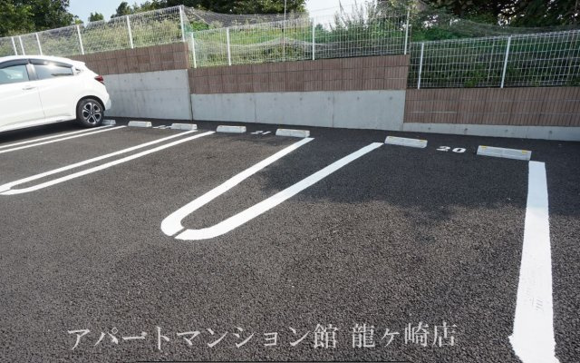 ヴィラ・エレガントαの駐車場