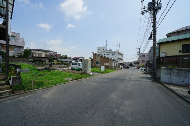 周辺には大小様々な公園が点在し、穏やかな住環境。ＬＤＫ１８．３帖の４ＬＤＫ♪保土ヶ谷区仏向西　全７棟新築戸建ての前面道路含む現地写真|前面道路は幅員約7.8メートルとゆとりのある広さです。