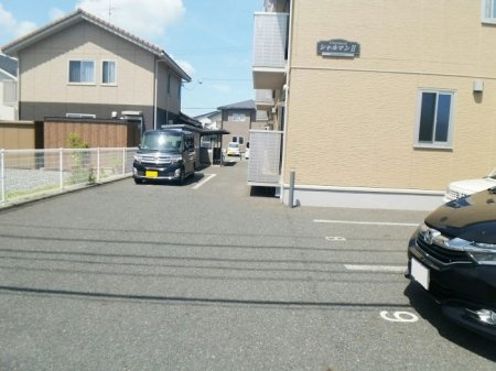 シャルマンⅡの駐車場