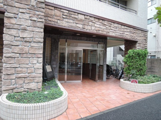 【エントランス】 | 相鉄線「平沼橋」駅徒歩2分、JR・私鉄各線「横浜」駅からも徒歩圏内！
駅近ならではの便利な住環境も魅力的です。
