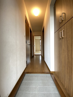 【展望】 | サンコーポラス3 | 玄関から室内への景観です！右手に洋室5.1帖のお部屋、左手にトイレ、ダイニングキッチンがあります★