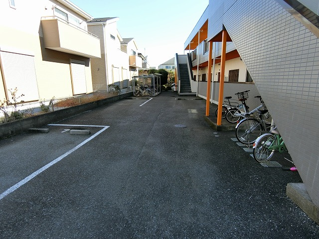 メゾン緑台の駐車場