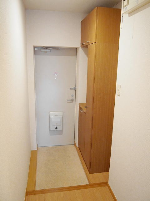 ジュネスアノンθの玄関