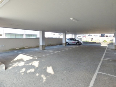 【駐車場】 | グランコムメゾン常盤町 | １階が駐車場です。雨の日もあんしんです。
