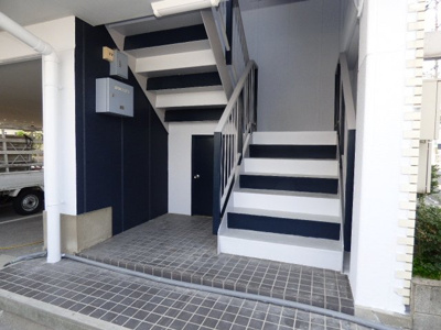 【エントランス】 | グランコムメゾン常盤町 | 駐車場から濡れることなく居室に上がることができます。