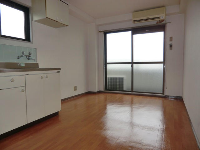ロイヤル三津屋の洋室