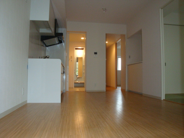 AMENITYCOURT K1 B棟の居間・リビング|明るいLDKです