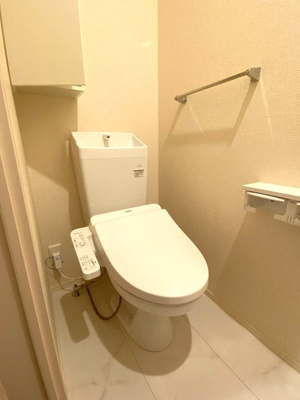 【トイレ】 | ノイエ武蔵小杉 | トイレは温水洗浄便座付き♪人気のバストイレ別です☆小物を置ける便利な棚やタオルハンガーも付いています♪