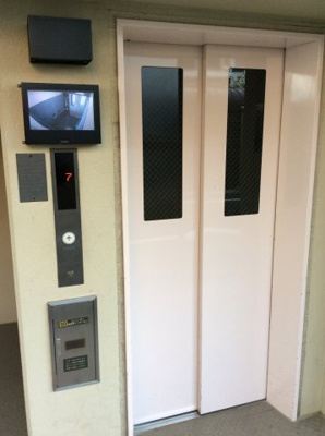 【その他共用部分】 | ライオンズマンションセントワーフ横濱 | お買い物時やベビーカーの出し入れに便利なエレベーター付