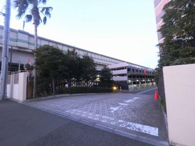 【駐車場】 | ライオンズマンションセントワーフ横濱 | 駐車場入口