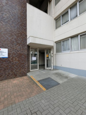【エントランス】 | 金沢八景ハイム2号棟 | 京急本線「金沢八景」駅徒歩10分、金沢シーサイドライン「野鳥公園」駅徒歩5分。
通勤時間の短縮でご家族と過ごす時間を増やす事が出来ます。