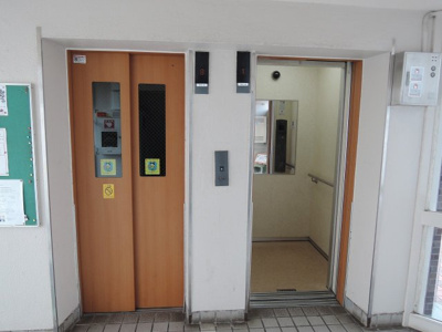 【その他共用部分】 | 金沢八景ハイム2号棟 | お買い物時やベビーカーの出し入れに便利なエレベーター付
混雑時にも便利なエレベーター2基付です。