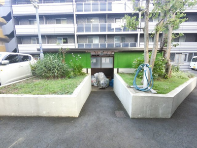 【その他共用部分】 | 東神奈川グリーンマンション | ゴミ置き場です。
敷地内にあるのでゴミ出しが楽ちんです。
