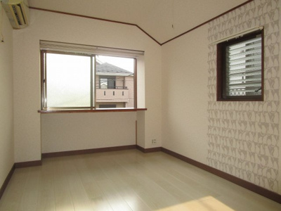 【居間・リビング】 | シャトー高木 | こちらのお部屋で趣味の時間をお楽しみください