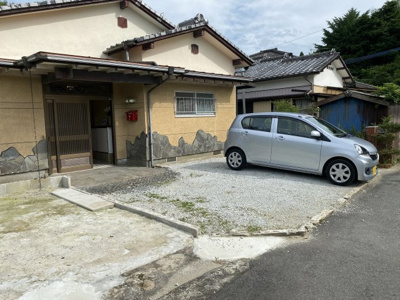【駐車場】 | 今山貸家 | 並列で3台駐車が可能です。