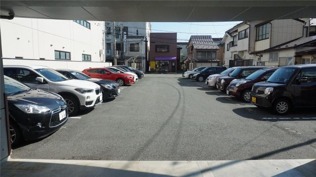 アーバンコンフォート本町通の駐車場