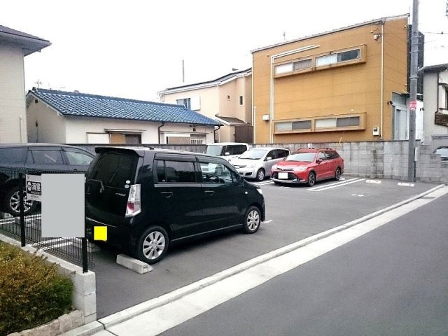 プレミール東本町の駐車場