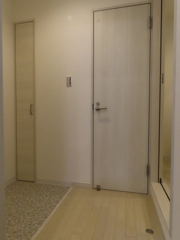 セレニティ加島４丁目Ａ棟の玄関