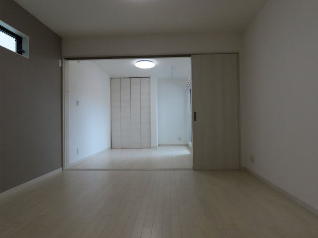 セレニティ加島４丁目Ａ棟の居間・リビング