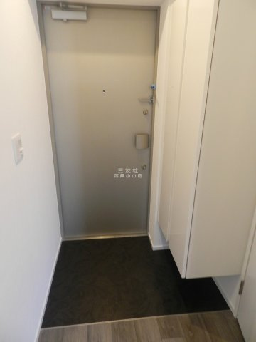 【玄関】 | CARITAS不動前 | 収納もある玄関です