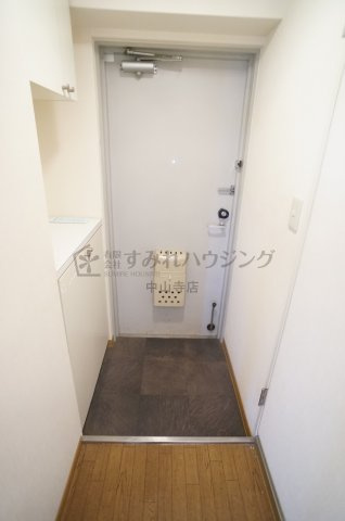 コンフィメゾン中山寺の玄関