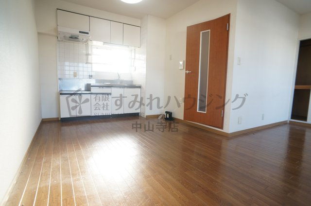 コンフィメゾン中山寺の居間・リビング