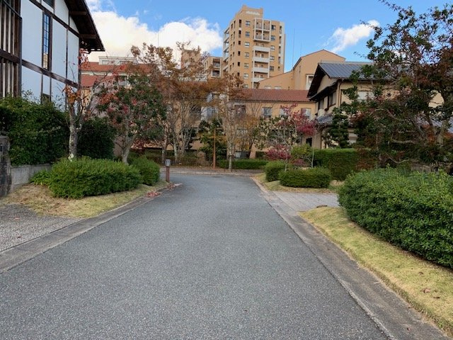三田市学園６丁目　中古戸建の前面道路含む現地写真