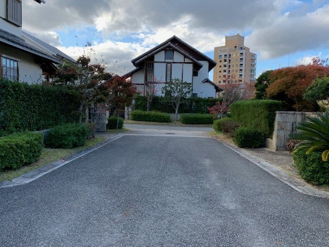 三田市学園６丁目　中古戸建の前面道路含む現地写真