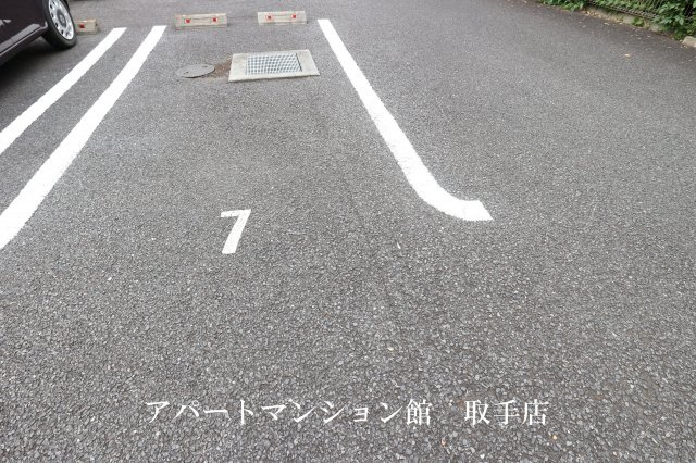クレールⅤの駐車場