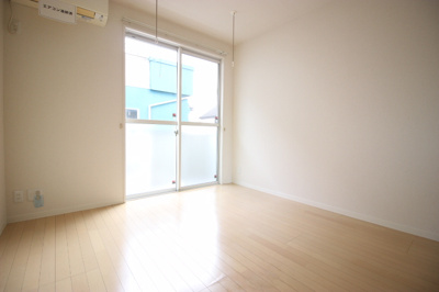 【居間・リビング】 | ラーク松代 | 南向きの明るいお部屋です