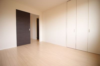 【寝室】 | ラーク松代 | 落ち着いて過ごせるお部屋なので、寝室にいかがでしょうか