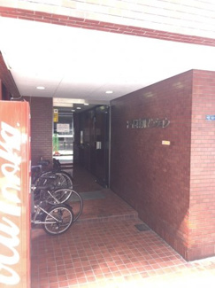 【エントランス】 | マンション入り口に自転車置場有、駅やマンション近隣等らくに移動できます