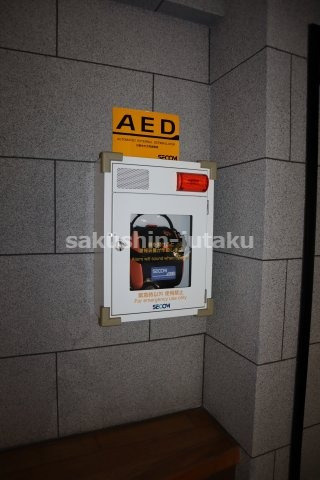 ダイアパレス幕張　角住戸　高層階のエントランス|ＡＥＤが備え付けられております。