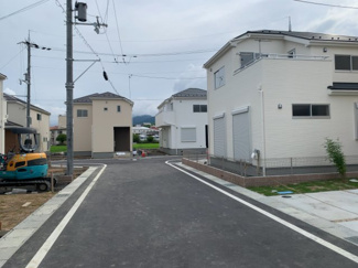 【前面道路含む現地写真】