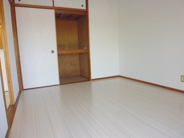 ロイヤルコーポの洋室