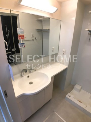 【独立洗面台】 | サンレストB棟 | 独立洗面台、小物を置くことができて便利です