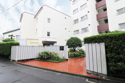 【エントランス】 | コスモハイツ守口八島 | 【現地写真】 玄関を開けると、明るい日が差し込むリビングへと誘う廊下。一日あったいろんなことを胸に帰る我が家。「ただいま」と「おかえり」が交わされる幸せな空間が待っています♪