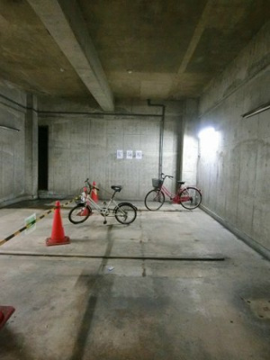 【その他共用部分】 | カサグランデ/高石 | 地下駐輪場で雨が降っても大切な自転車が濡れなくてすみますね♪自転車はちょっとした移動手段に便利ですよね！