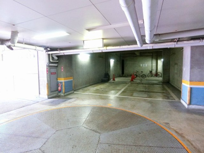 【駐車場】 | カサグランデ/高石 | いつでも目の届く敷地内に地下駐車場があります♪荷物がかさばりがちなお買物にも、敷地内駐車場があると便利ですよね☆屋内なので、雨の時の乗り降りもらくらく♪
