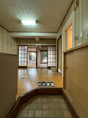 【展望】 | シャトウ冨士 | 玄関から室内への景観です！右手に水回り設備、正面にダイニングキッチンがあります★
