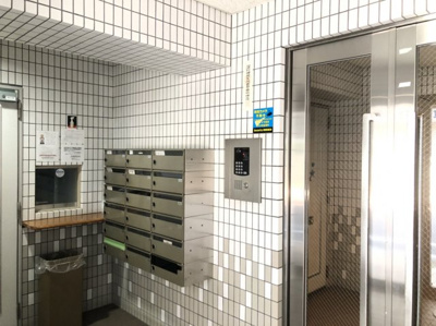 【その他共用部分】 | ビバーチェ菊川 | 管理人巡回、入り口にはモニタ付インターフォンついています