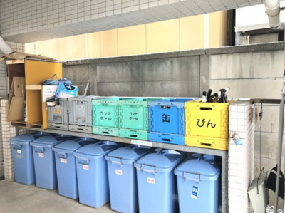 【その他共用部分】 | ビバーチェ菊川 | 敷地内にゴミ置き場があるので、24時間好きなタイミングでゴミを出す事ができます