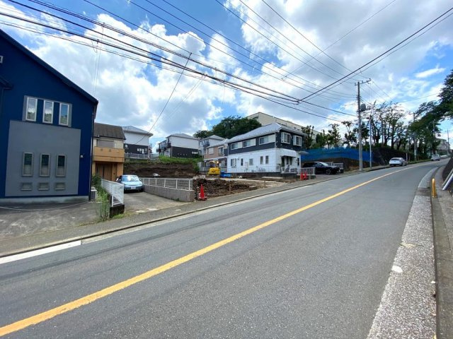 キッチン便利なパントリー付！カースペース２台♪ＬＤＫ１６帖の４ＬＤＫ！保土ヶ谷区上菅田町　全３棟新築戸建ての前面道路含む現地写真|前面道路は幅員約8mございます。近隣には大きな公園が点在しているエリアです。
