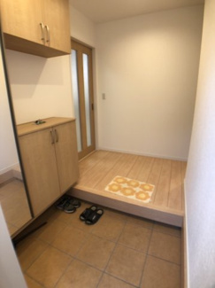 【玄関】 | 波島1丁目　中古住宅 | 収納もある玄関です