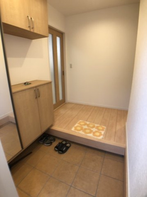 【玄関】 | 波島1丁目　中古住宅 | 収納もある玄関です